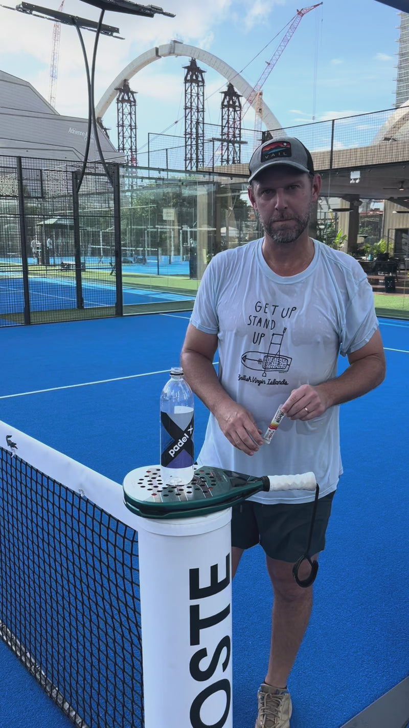 A man at PadelX in Miami talks in Spanish about how the Vibras supplement helps him with energy